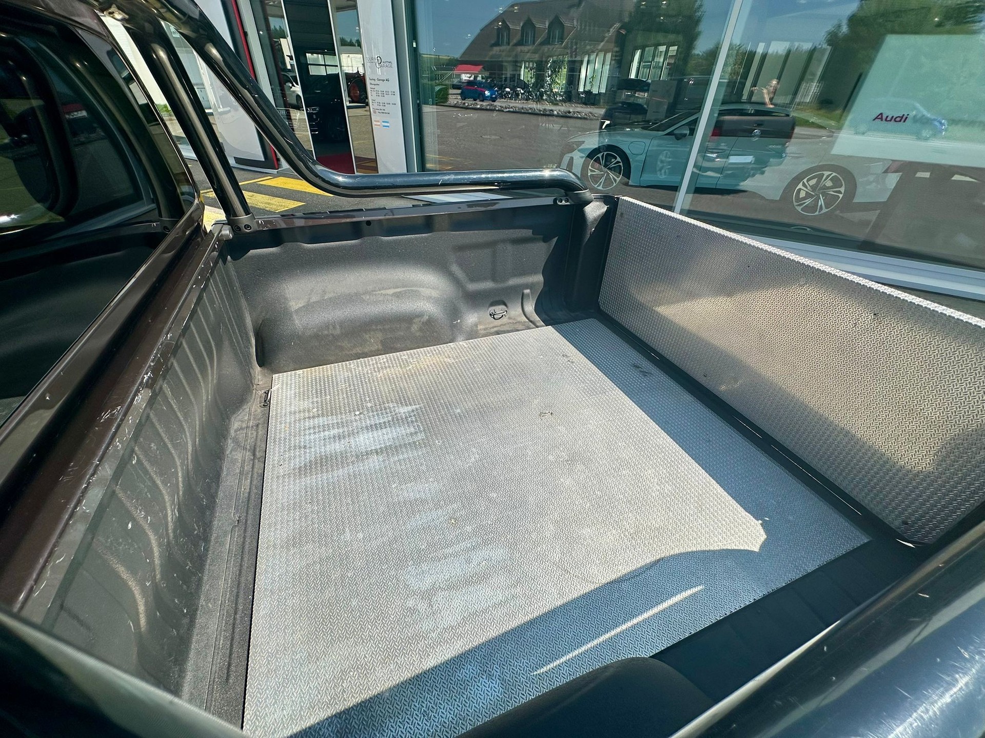 VW Amarok 3.0TDI Crossline 4Motion Automatic-image-26