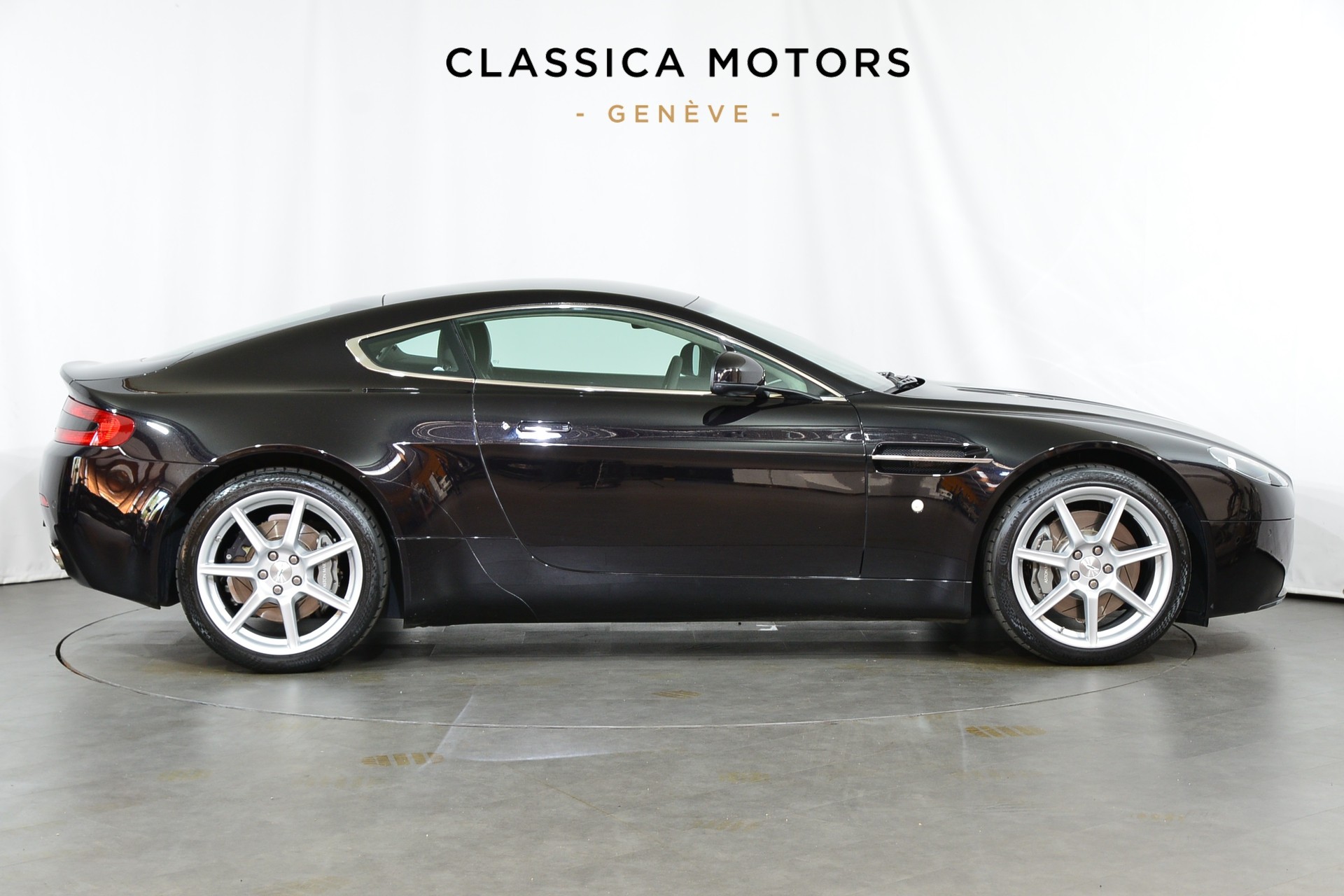 ASTON MARTIN V8 Vantage 4.7 Sportshift-showroom-element-1