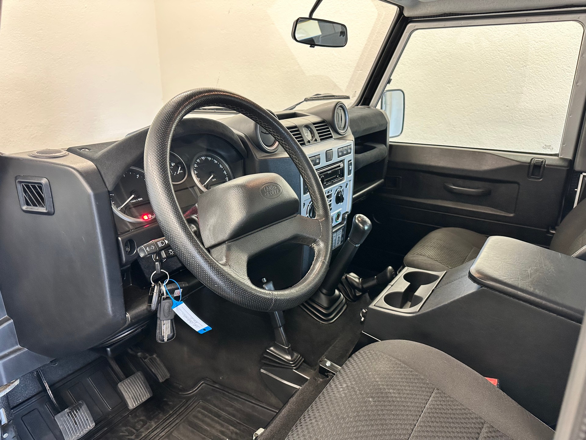 LAND ROVER Defender 90 2.2 TD4 Station Wagon-image-12