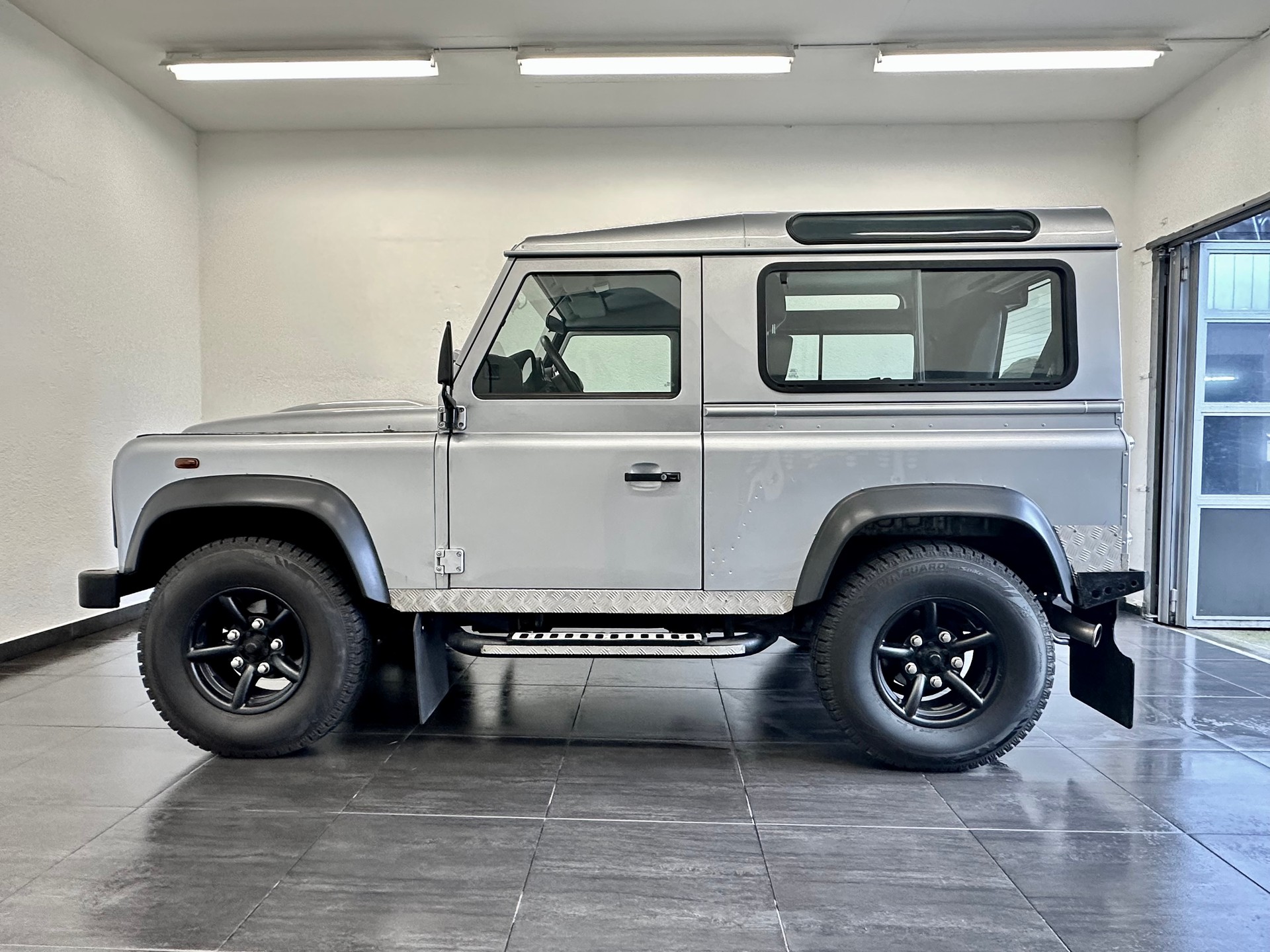 LAND ROVER Defender 90 2.2 TD4 Station Wagon-image-6