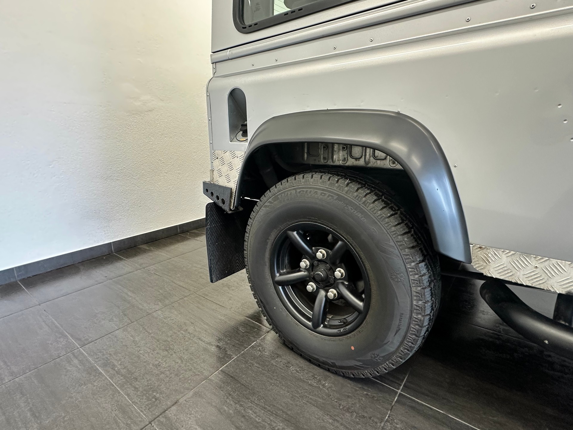 LAND ROVER Defender 90 2.2 TD4 Station Wagon-image-4