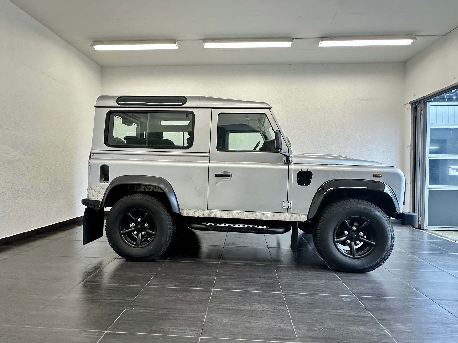 LAND ROVER Defender 90 2.2 TD4 Station Wagon-showroom-element-3