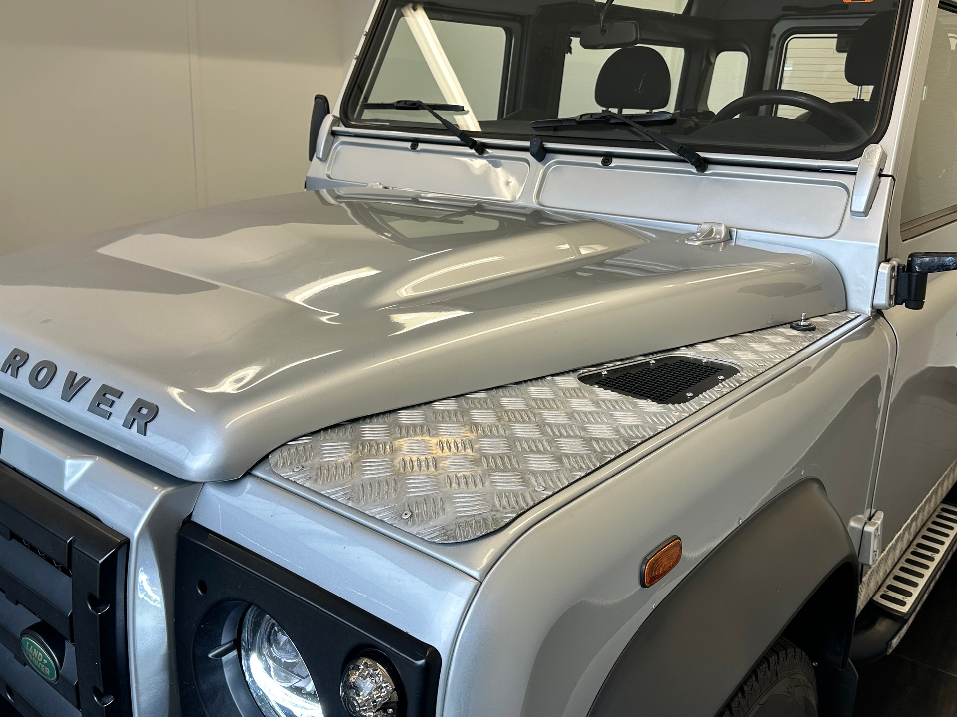 LAND ROVER Defender 90 2.2 TD4 Station Wagon-image-9