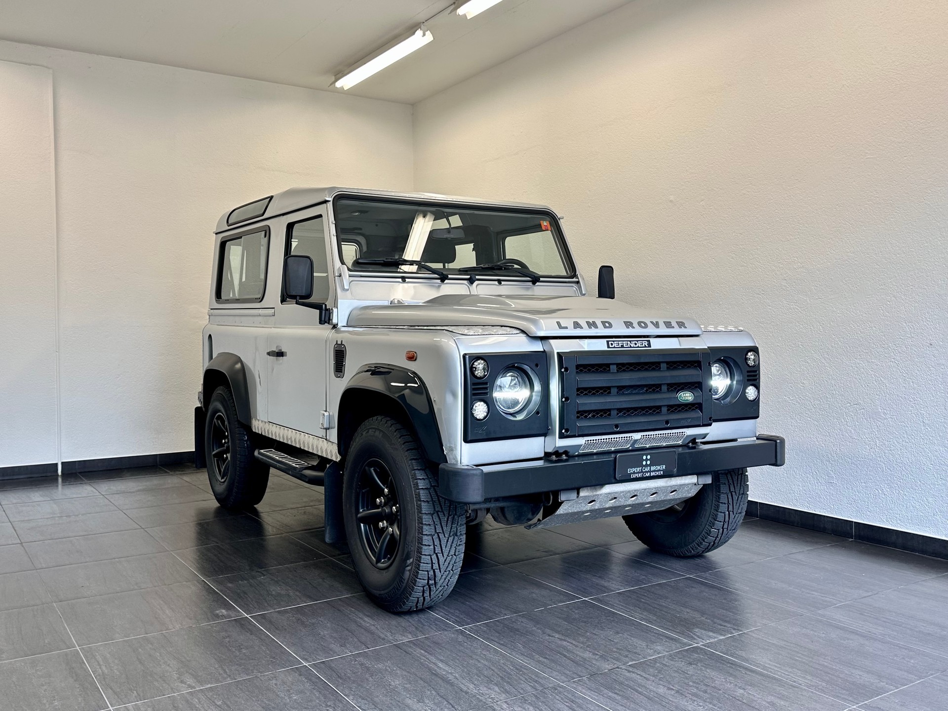 LAND ROVER Defender 90 2.2 TD4 Station Wagon-showroom-element-1