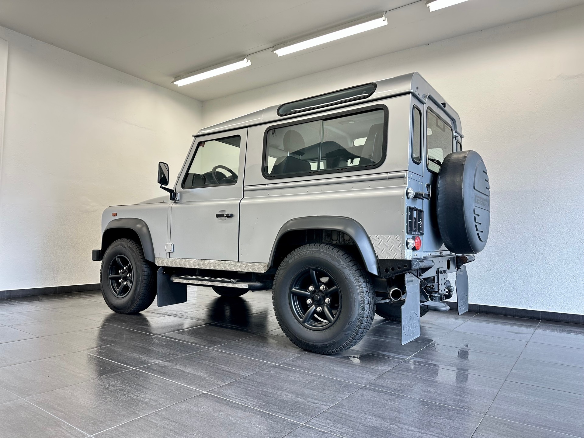 LAND ROVER Defender 90 2.2 TD4 Station Wagon-image-7