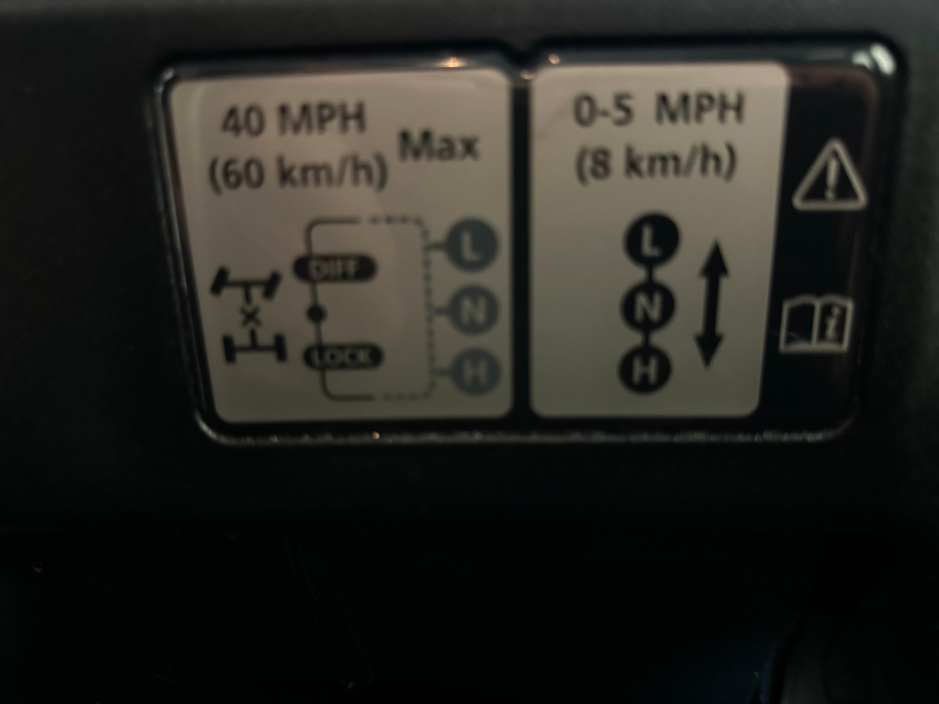 LAND ROVER Defender 90 2.2 TD4 Station Wagon-image-16
