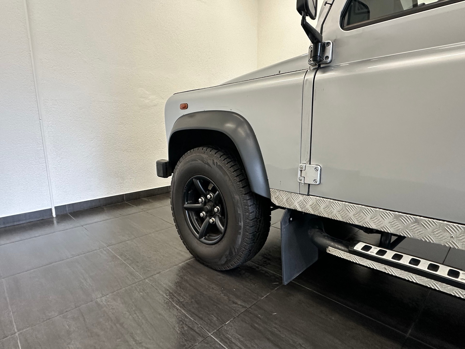 LAND ROVER Defender 90 2.2 TD4 Station Wagon-image-10