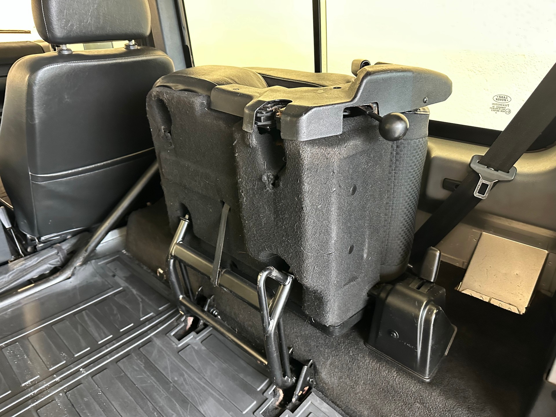 LAND ROVER Defender 90 2.2 TD4 Station Wagon-image-19