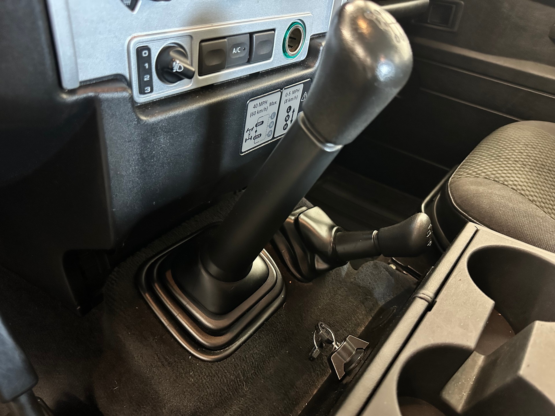 LAND ROVER Defender 90 2.2 TD4 Station Wagon-image-17