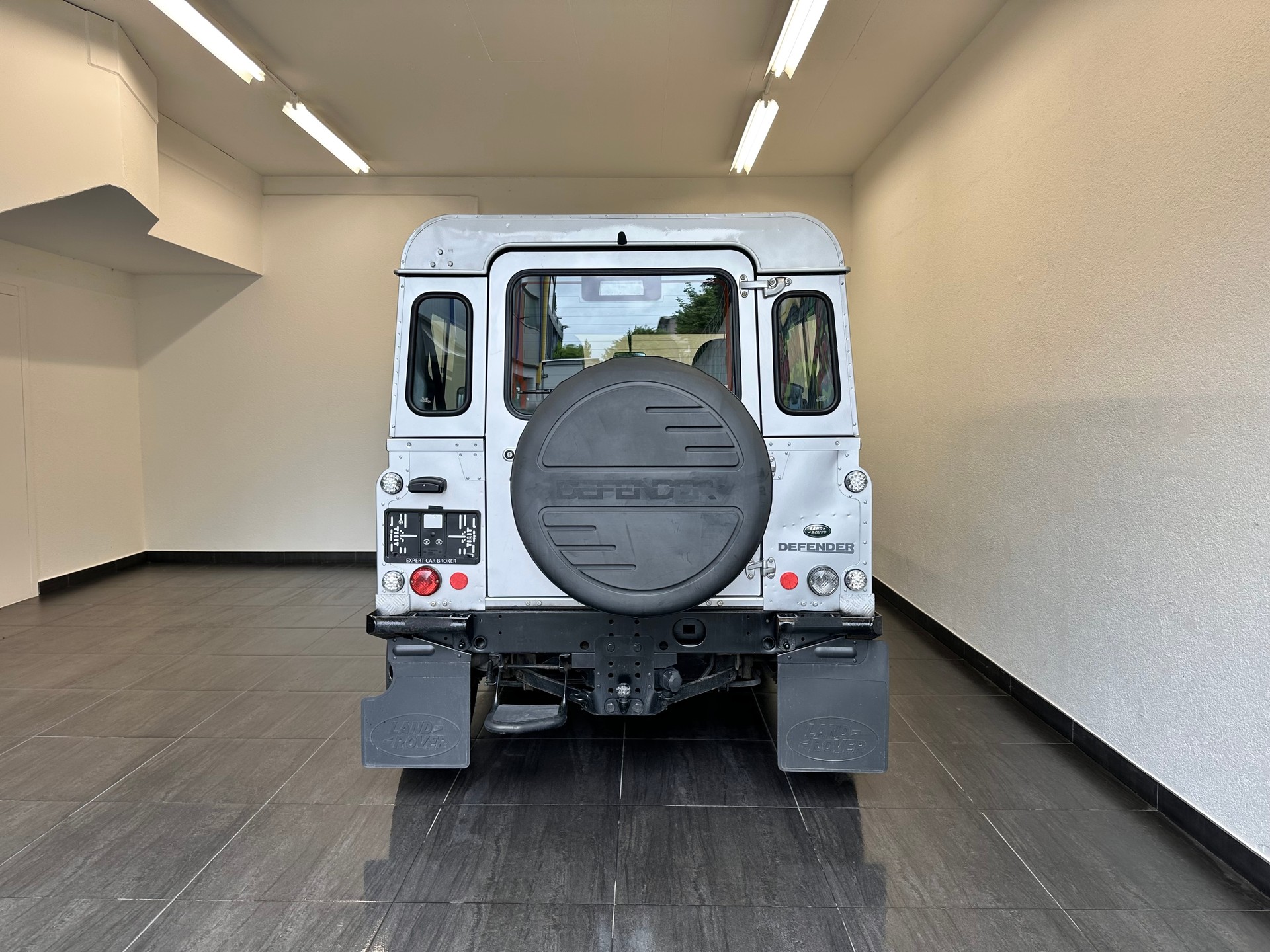 LAND ROVER Defender 90 2.2 TD4 Station Wagon-image-8