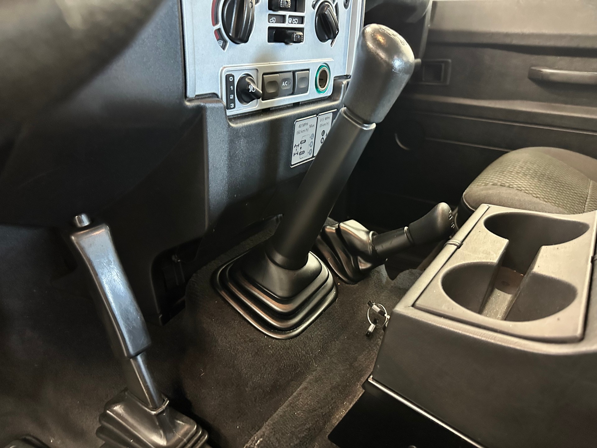 LAND ROVER Defender 90 2.2 TD4 Station Wagon-image-15