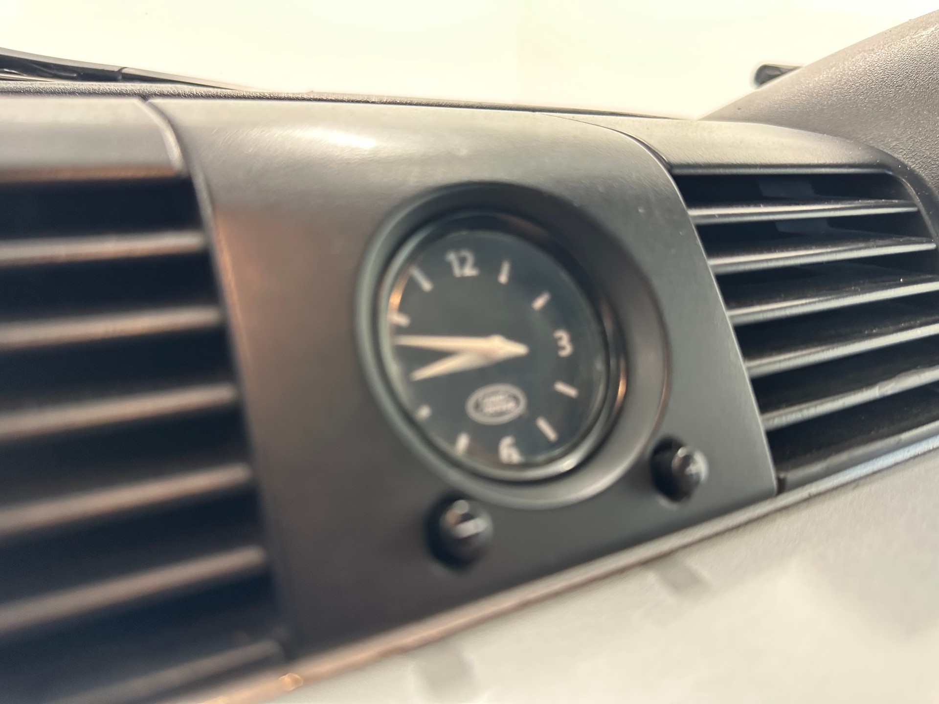 LAND ROVER Defender 90 2.2 TD4 Station Wagon-image-22