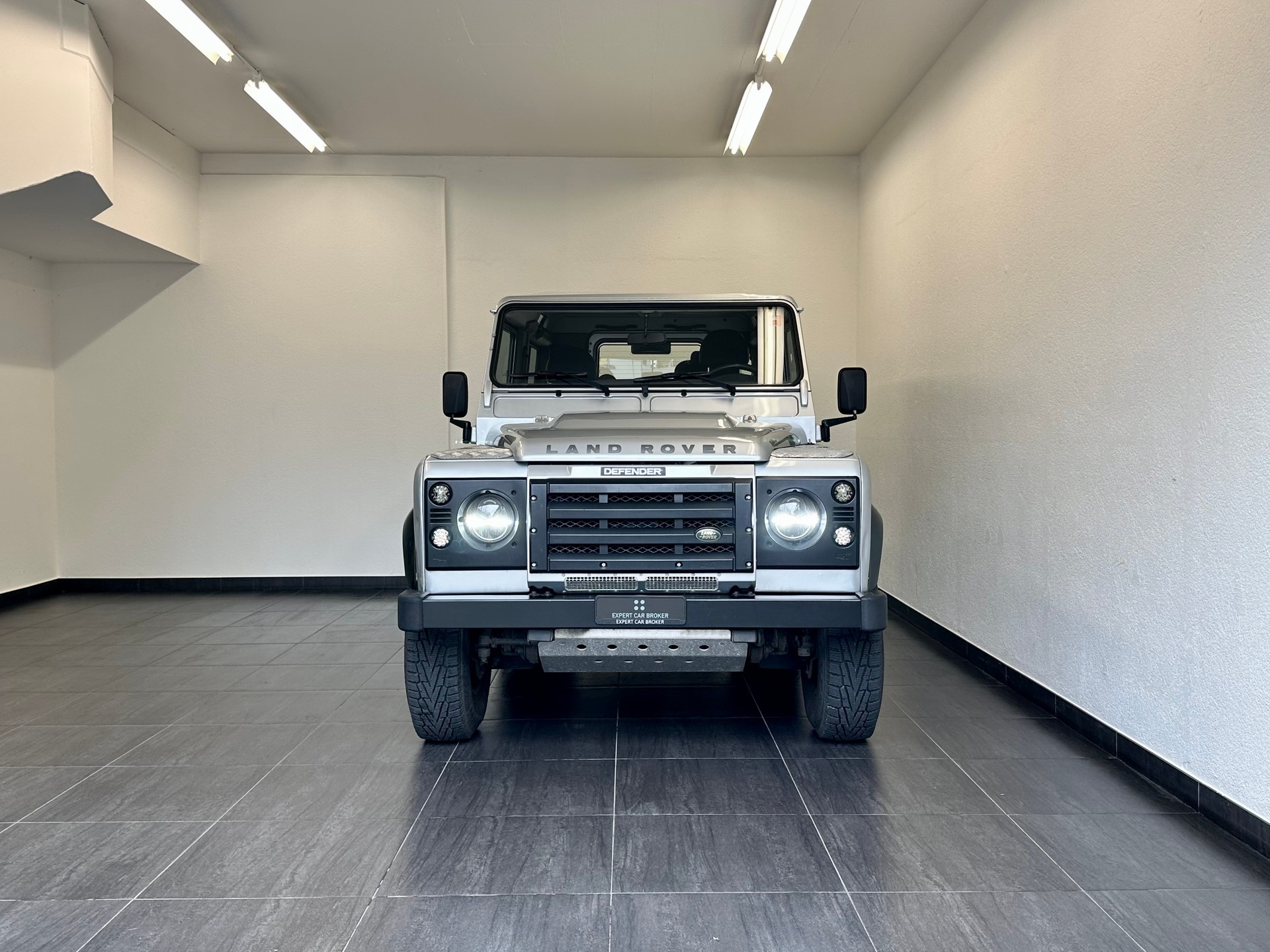 LAND ROVER Defender 90 2.2 TD4 Station Wagon-showroom-element-2