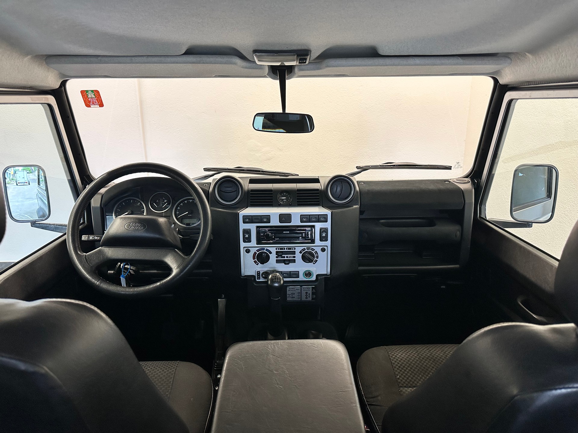 LAND ROVER Defender 90 2.2 TD4 Station Wagon-image-13