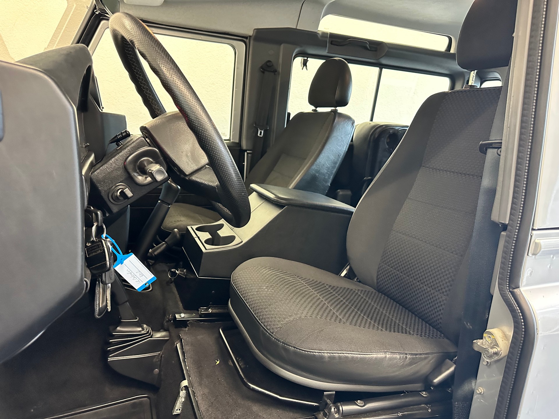 LAND ROVER Defender 90 2.2 TD4 Station Wagon-image-11