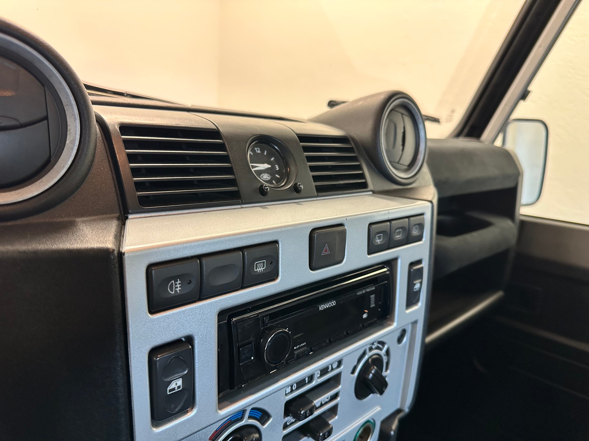 LAND ROVER Defender 90 2.2 TD4 Station Wagon-image-14