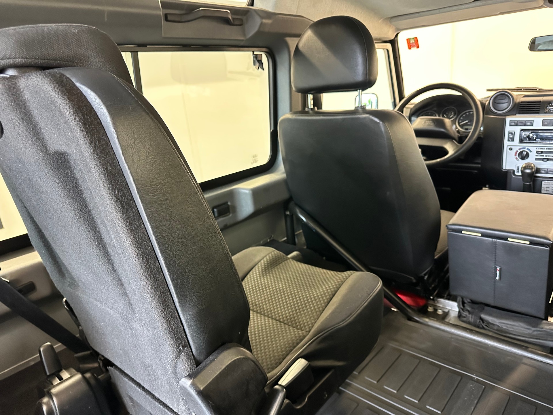 LAND ROVER Defender 90 2.2 TD4 Station Wagon-image-18
