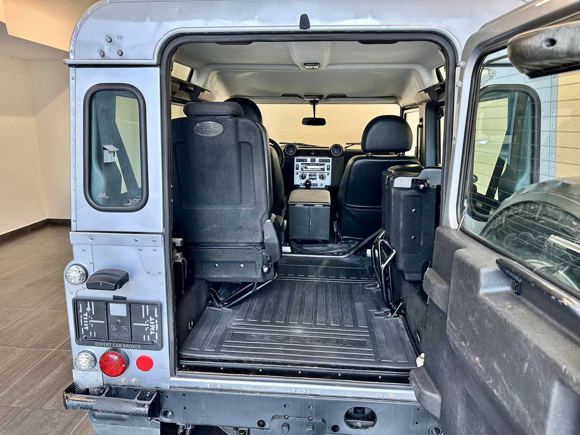 LAND ROVER Defender 90 2.2 TD4 Station Wagon-image-20