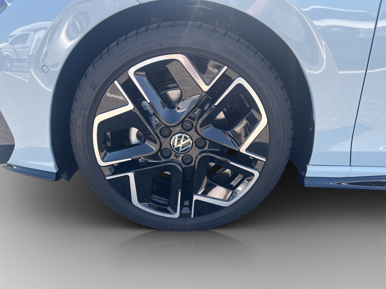 VW Golf Variant 1.5 eTSI mHEV R-Line-image-15