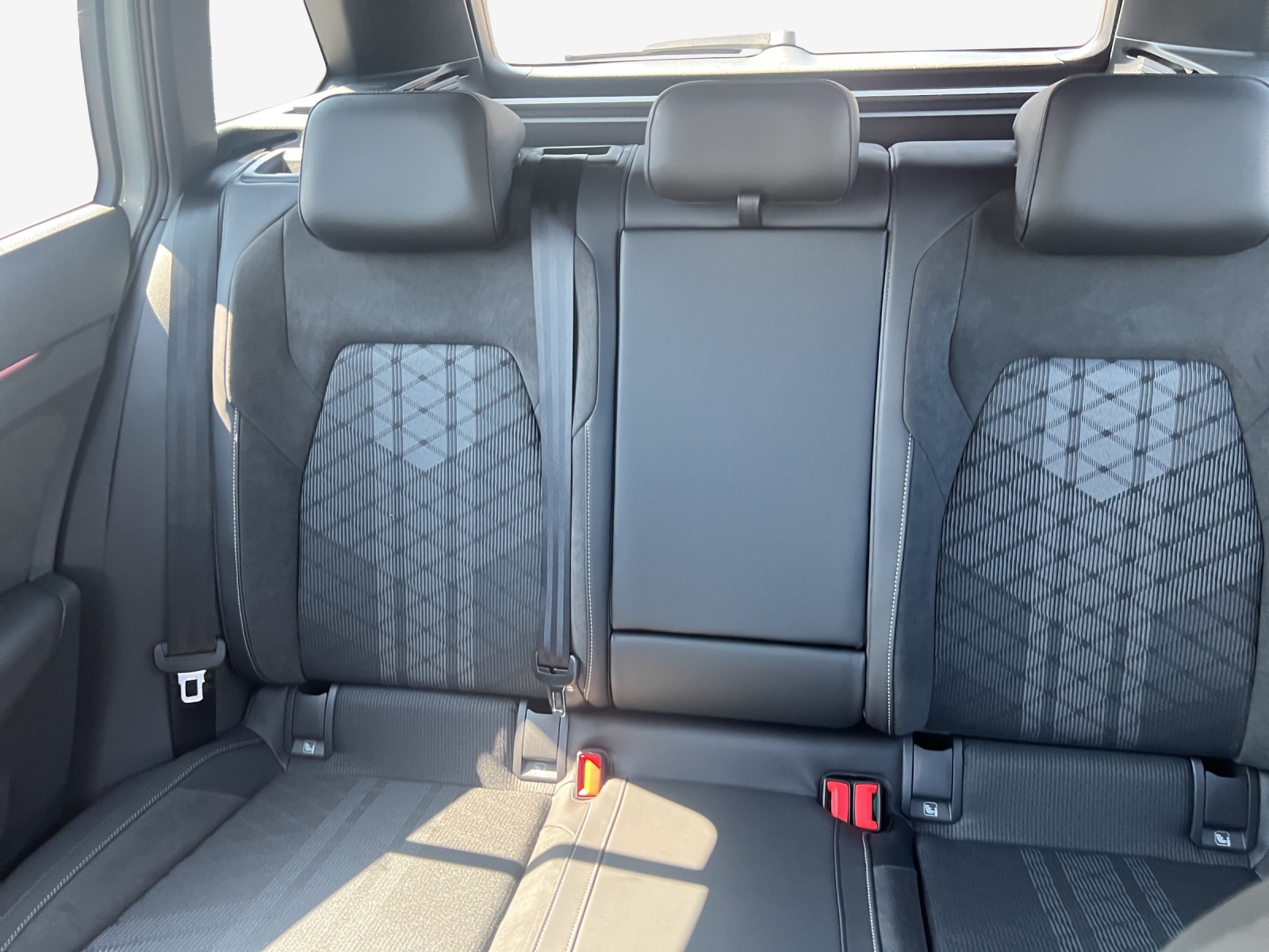VW Golf Variant 1.5 eTSI mHEV R-Line-image-11