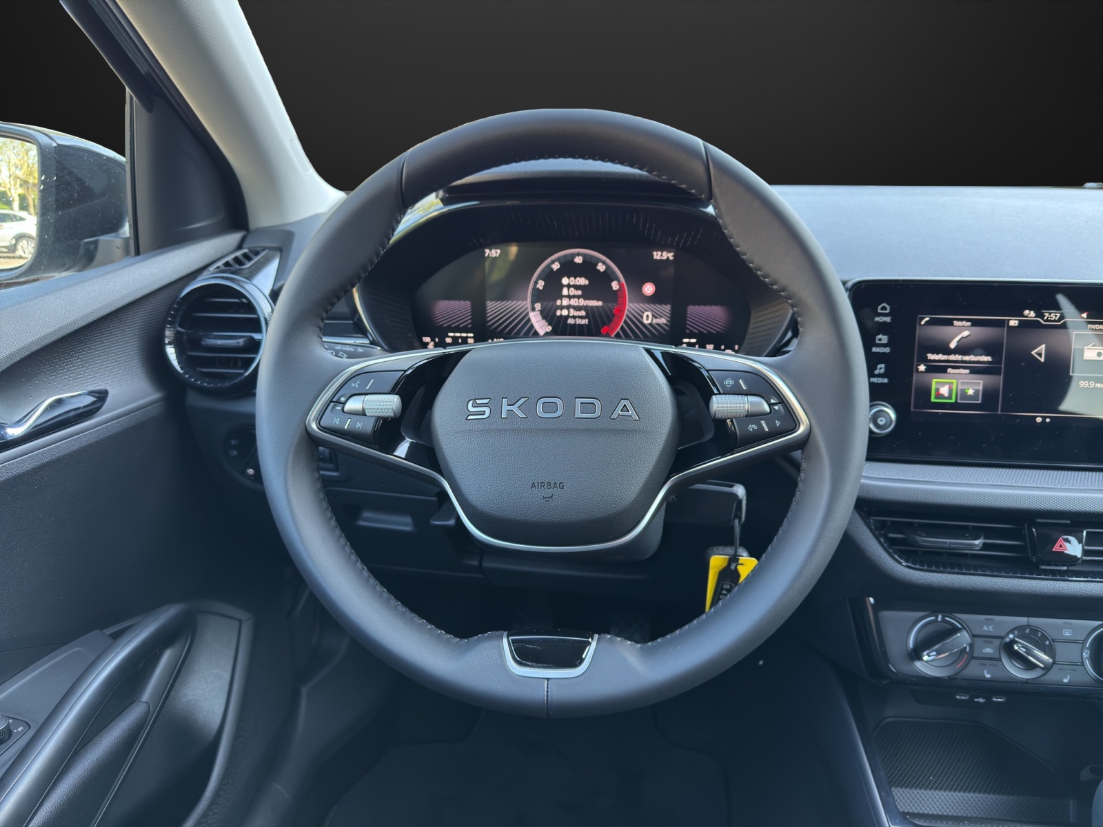SKODA Fabia 1.0 MPI Essence-image-9