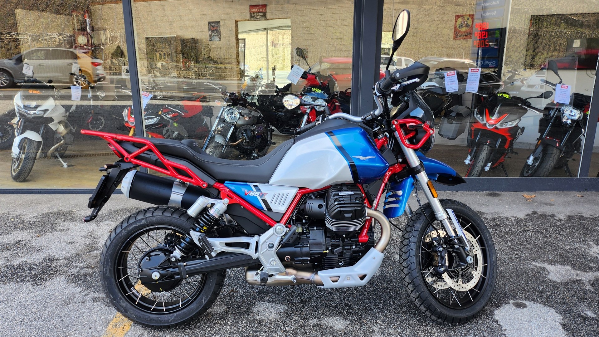 MOTO GUZZI V85 TT Premium Graphics 2-Tone