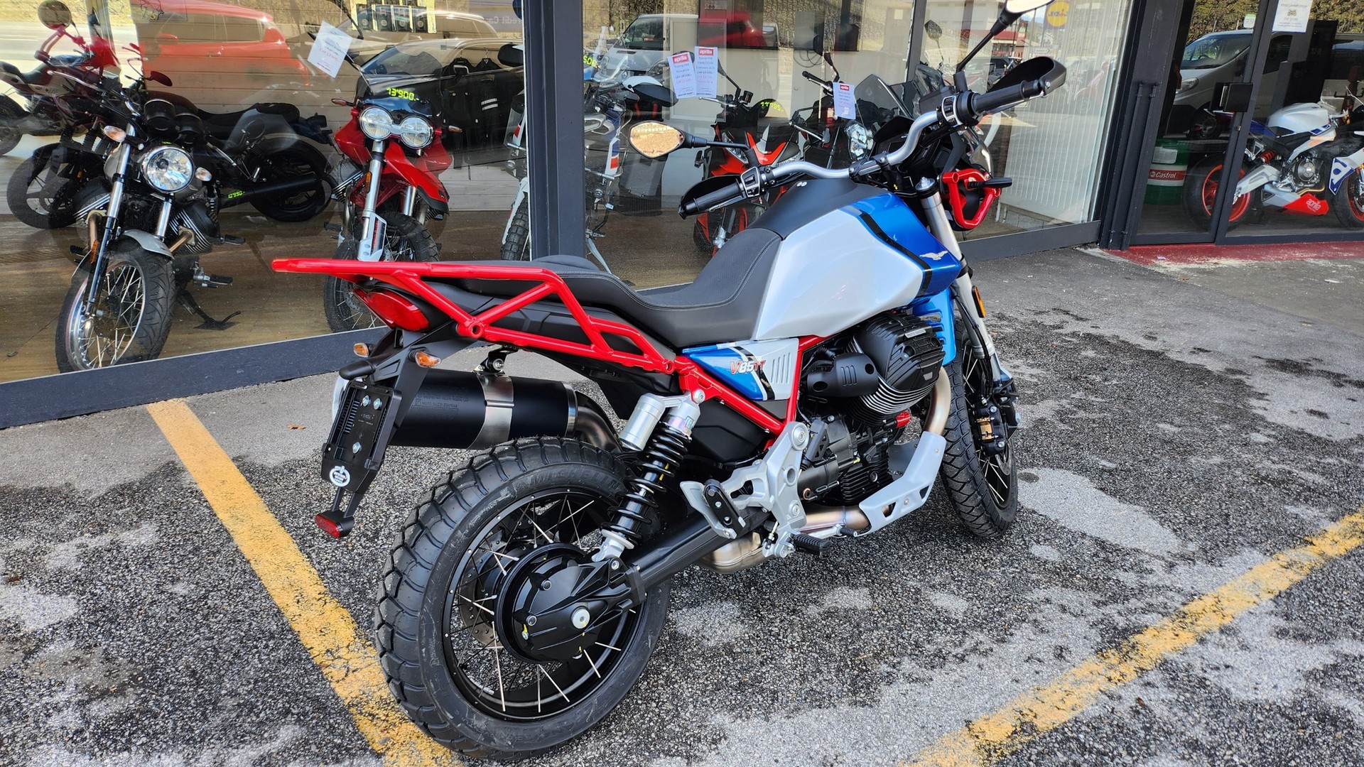 MOTO GUZZI V85 TT Premium Graphics 2-Tone-showroom-element-1