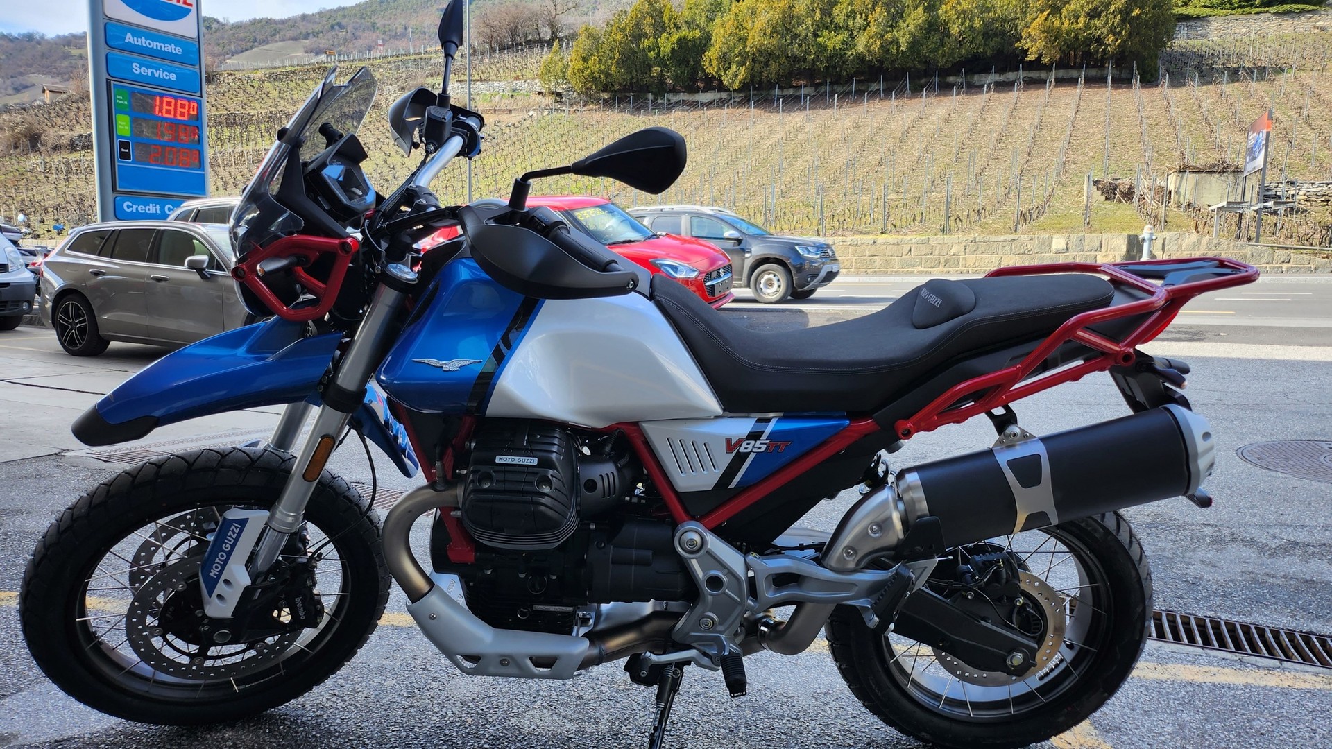 MOTO GUZZI V85 TT Premium Graphics 2-Tone-showroom-element-2