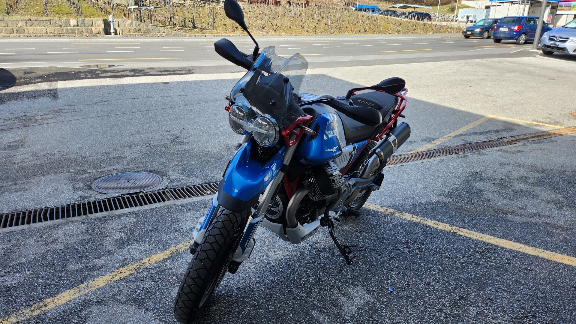 MOTO GUZZI V85 TT Premium Graphics 2-Tone-showroom-element-3