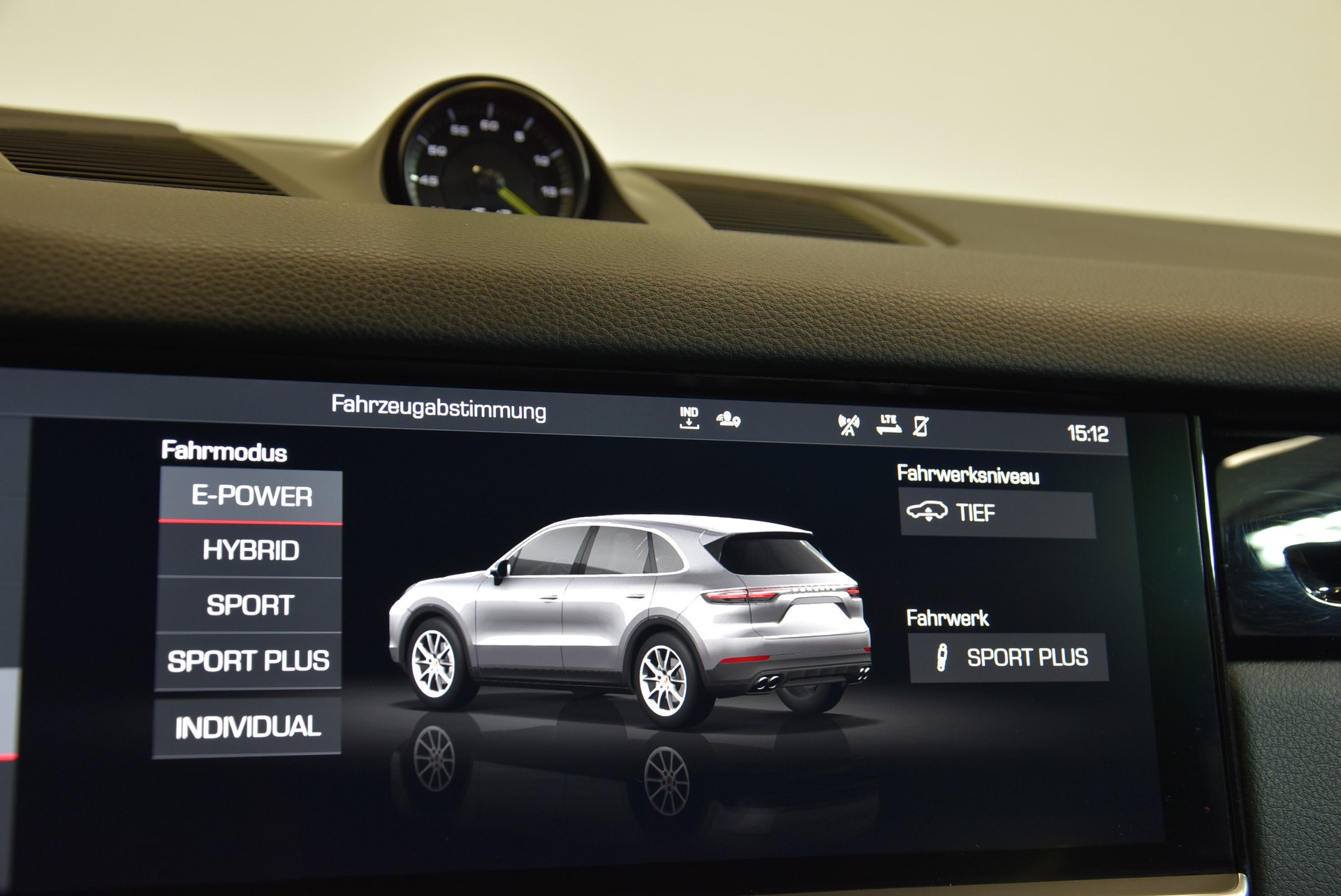 PORSCHE Cayenne E-Hybrid-image-10