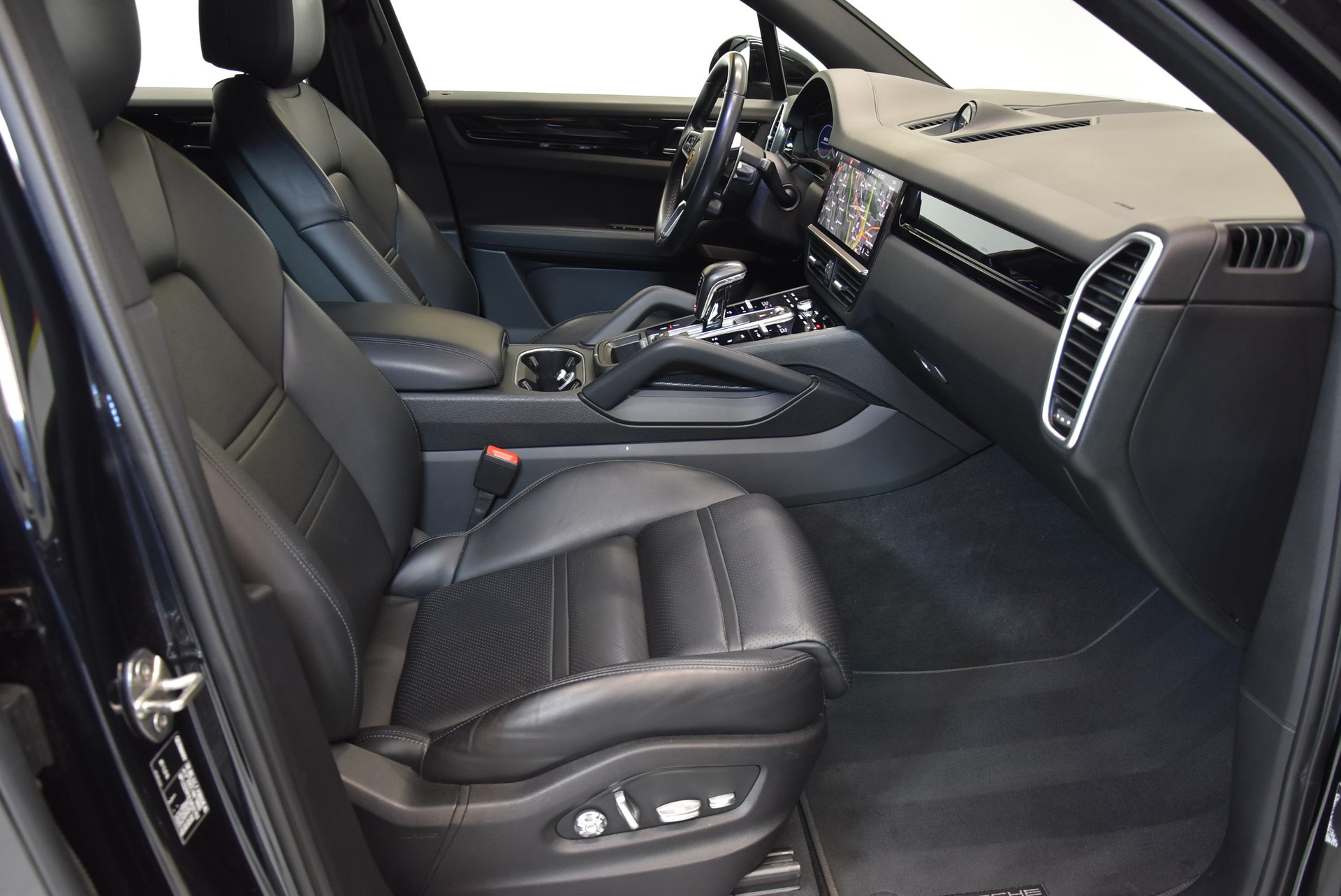PORSCHE Cayenne E-Hybrid-image-3
