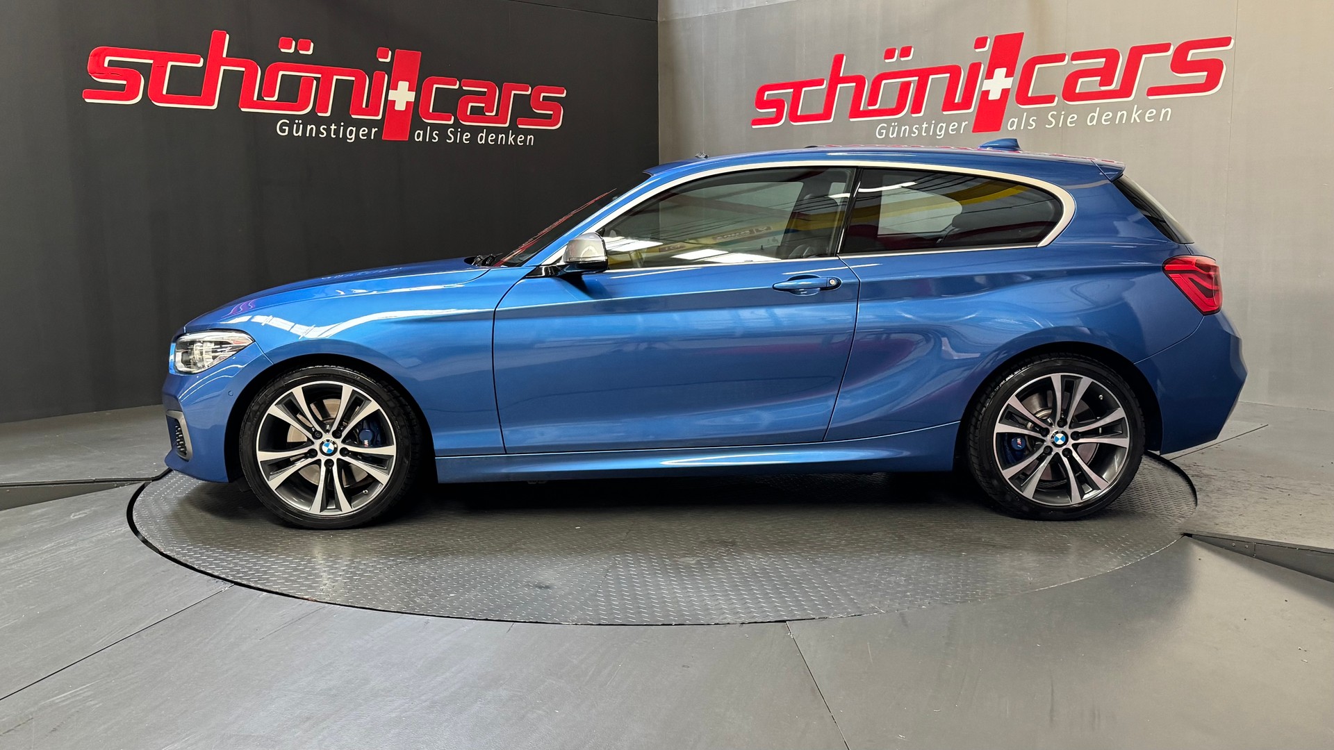 BMW M135i xDrive Steptronic-showroom-element-2