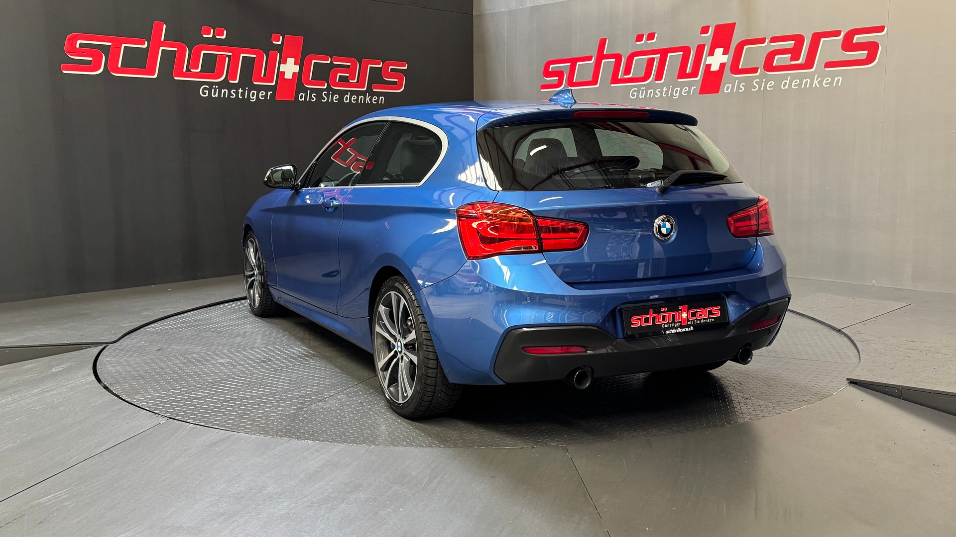 BMW M135i xDrive Steptronic-showroom-element-3