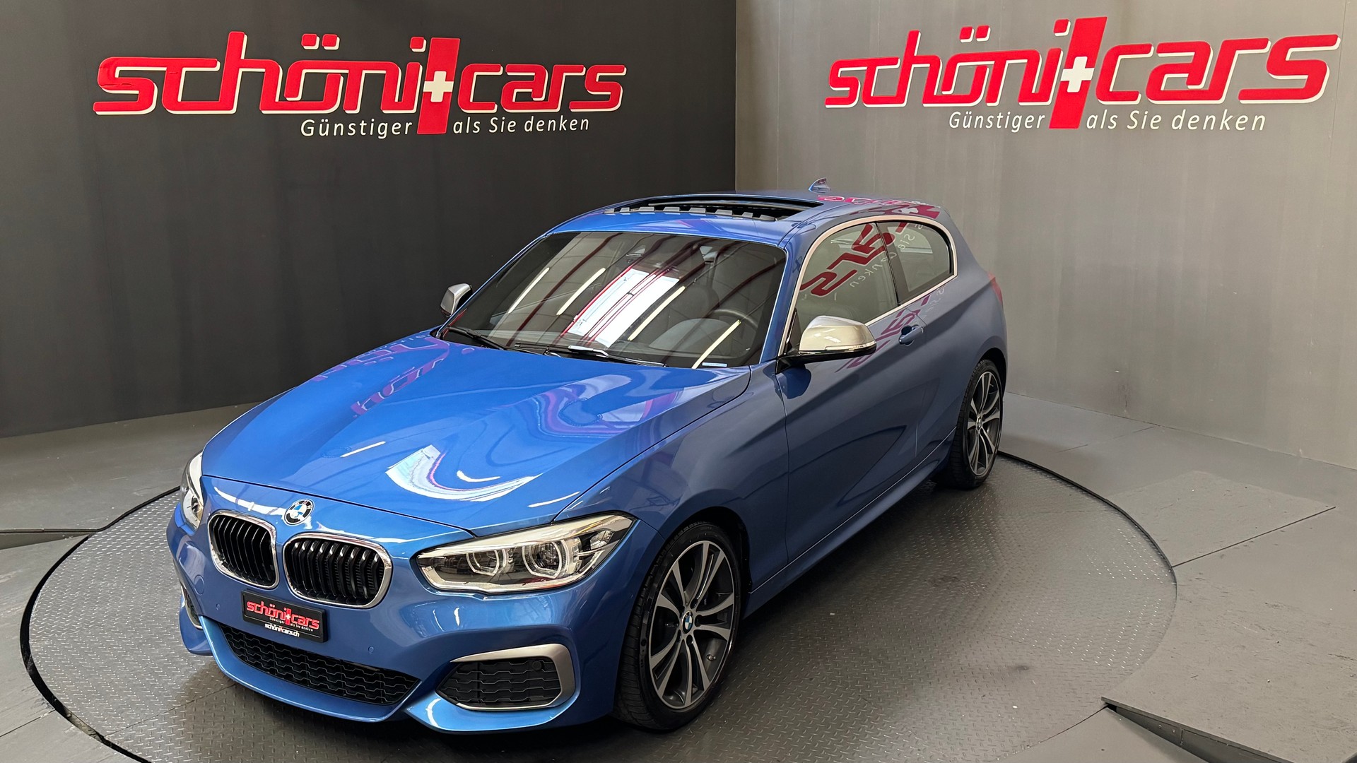 BMW M135i xDrive Steptronic-showroom-element-1