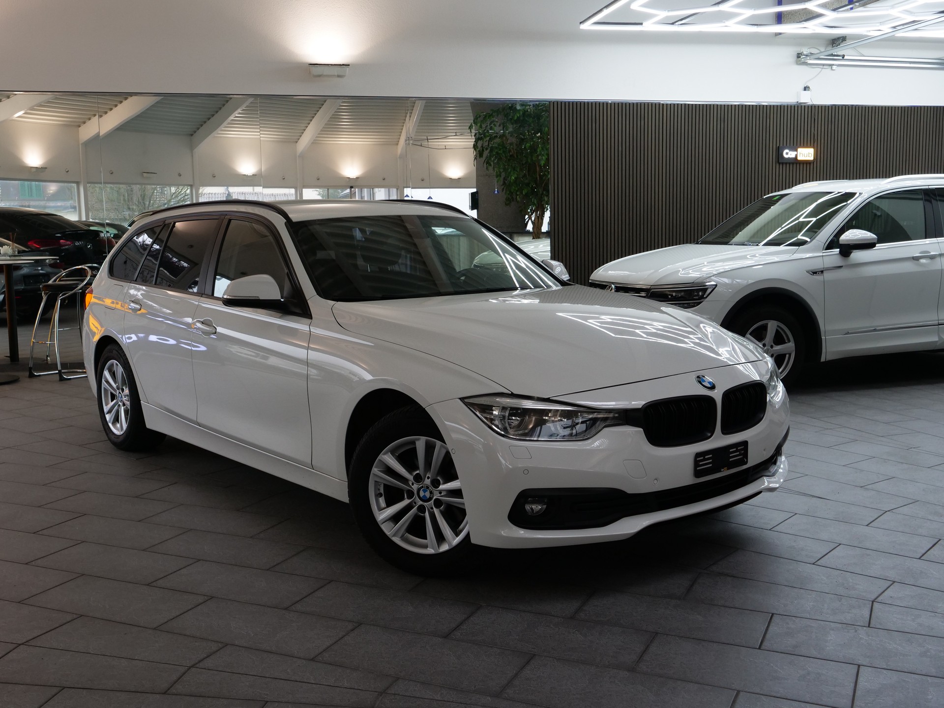 BMW 320d xDrive Touring Steptronic-showroom-element-1
