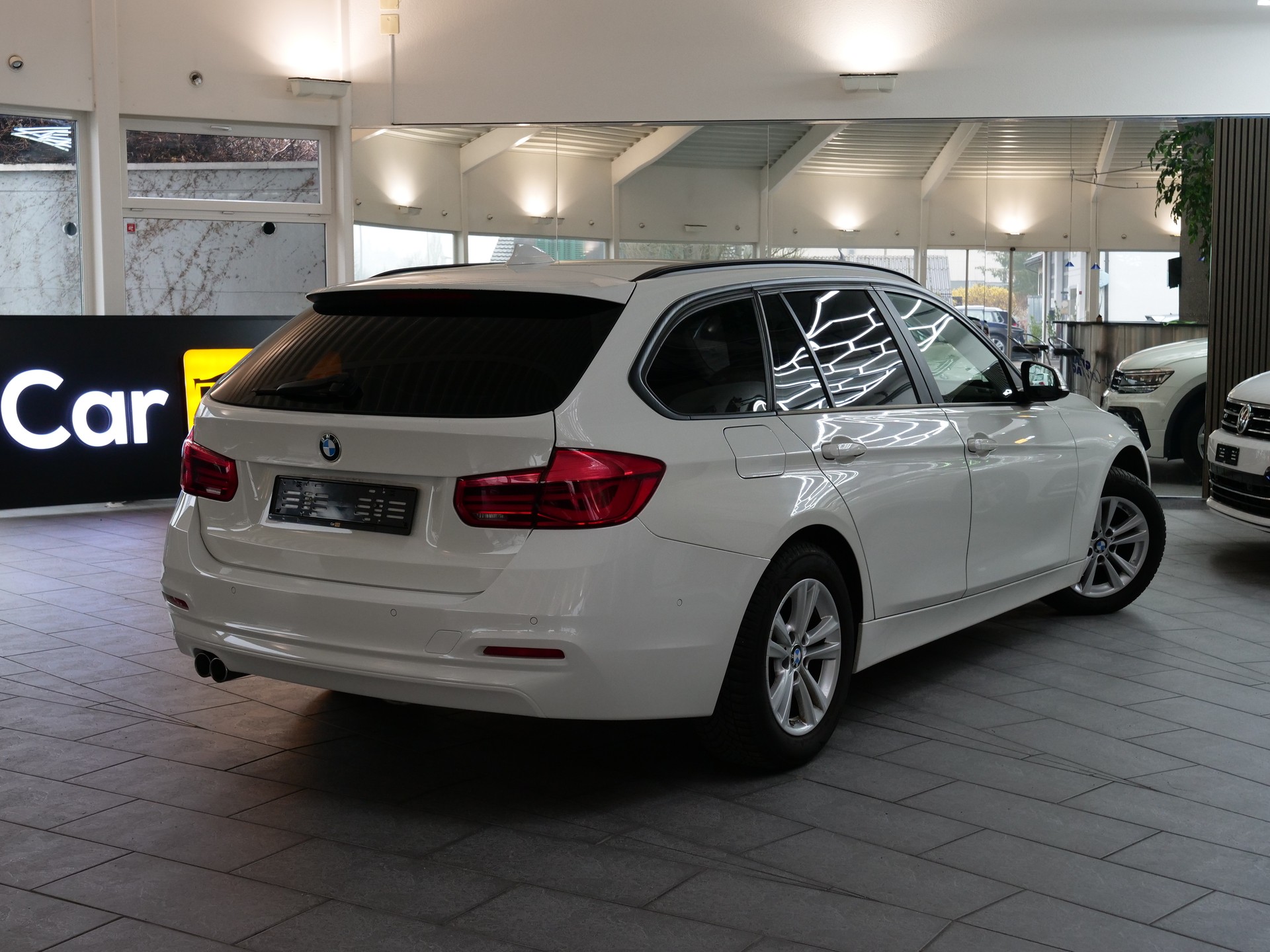 BMW 320d xDrive Touring Steptronic-showroom-element-2