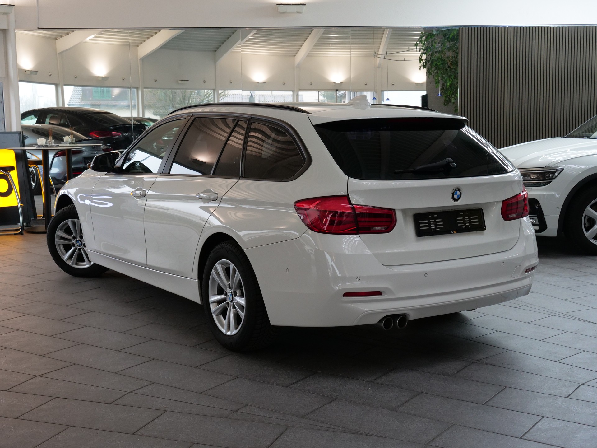 BMW 320d xDrive Touring Steptronic-showroom-element-3