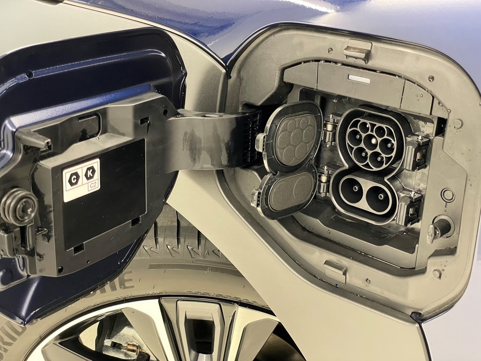 bZ4X Electric Premium AWD 11 kW OBC