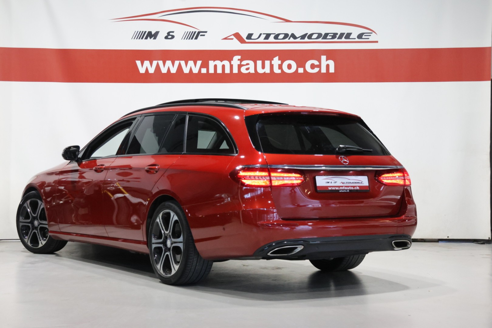 MERCEDES-BENZ E 250 AMG LINE Kombi-showroom-element-3
