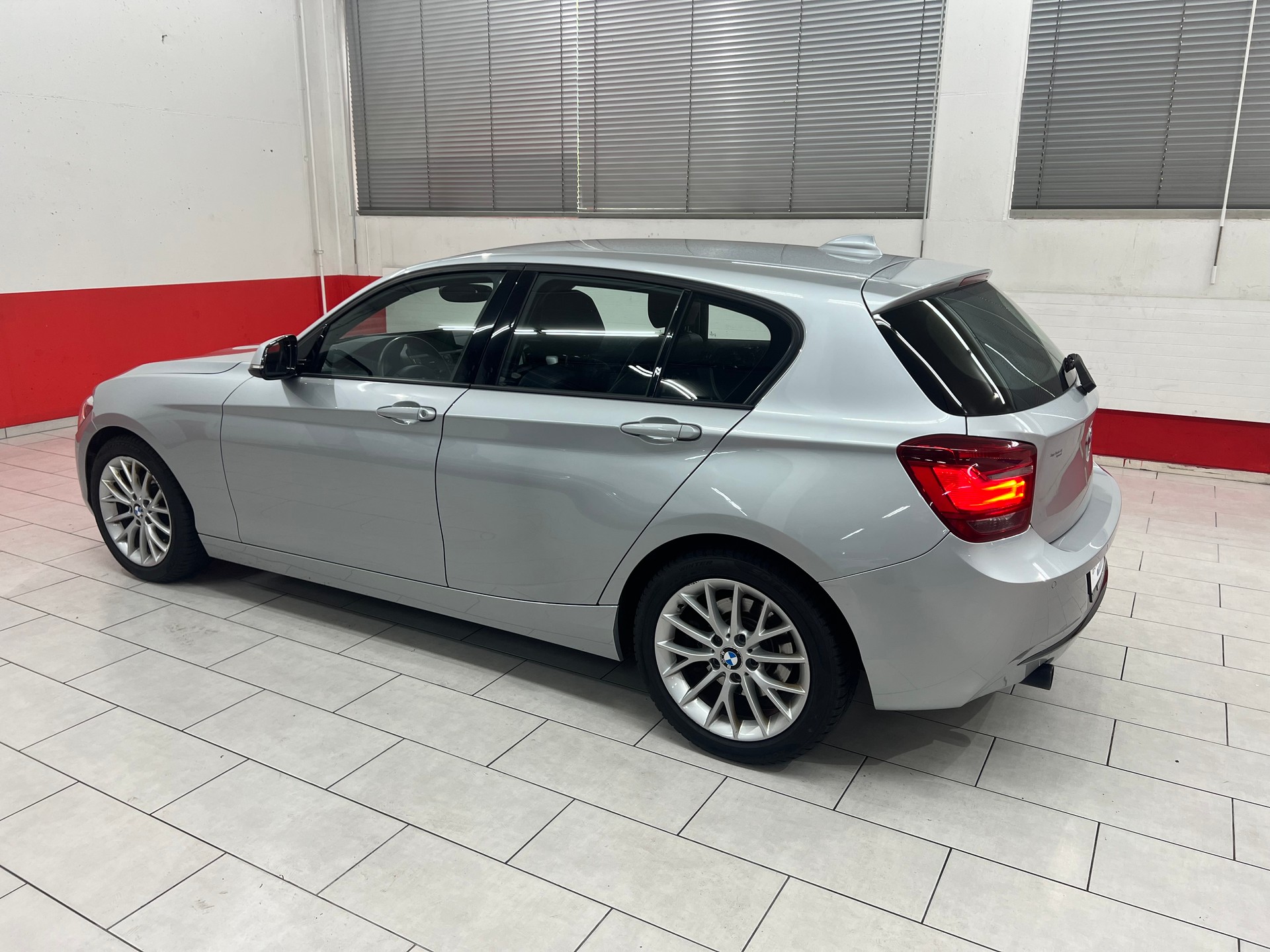 BMW 120d xDrive Sport Line-image-8