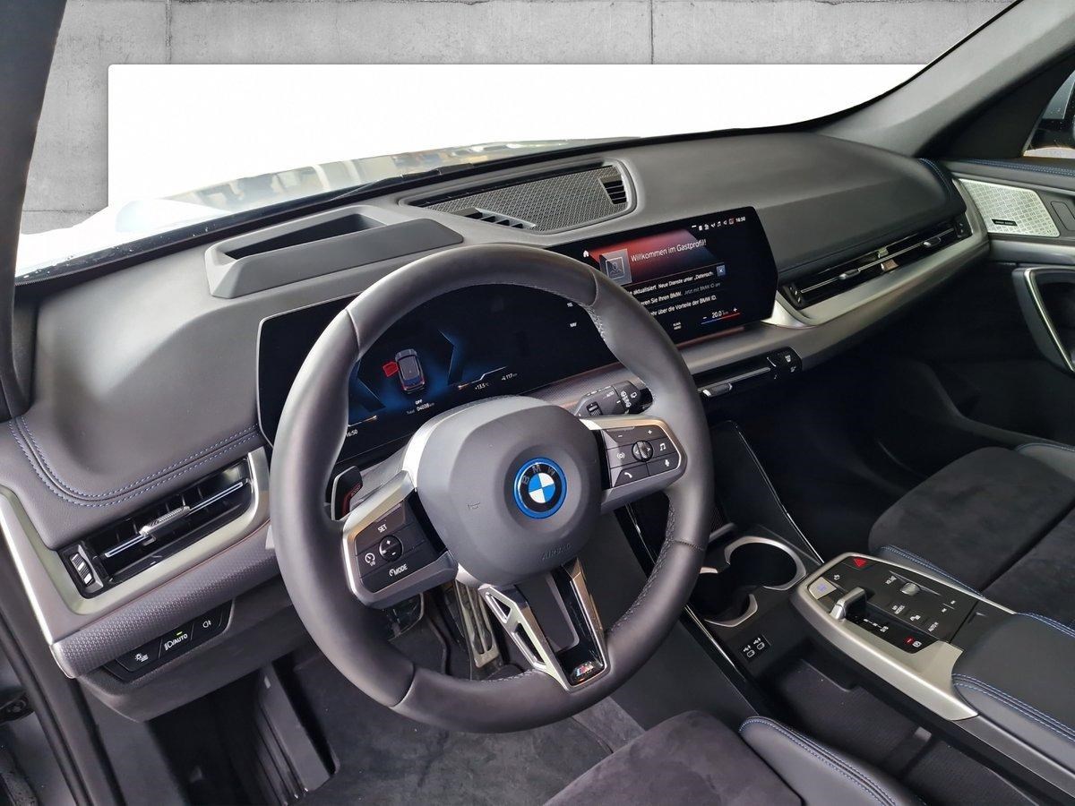 BMW iX1 30 xDrive-showroom-element-1