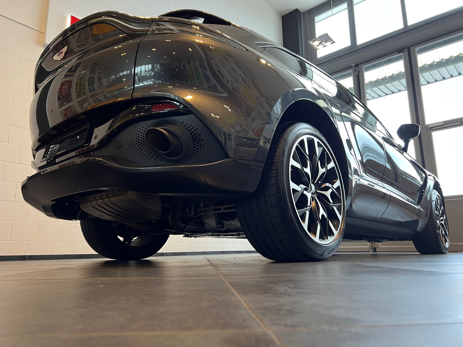 ASTON MARTIN DBX 4.0 V8-image-5