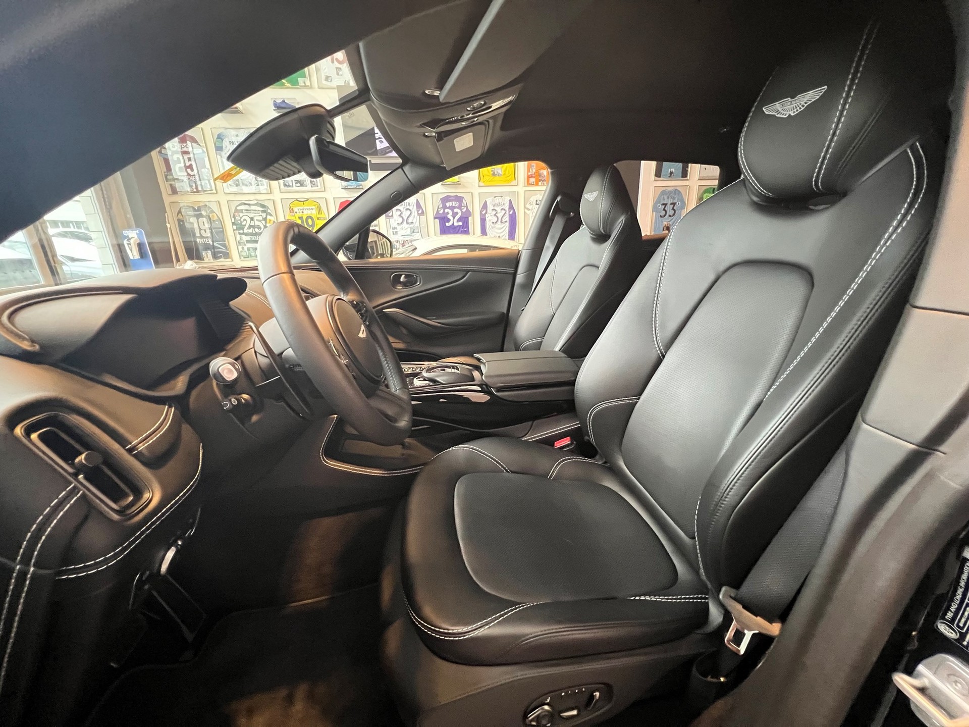 ASTON MARTIN DBX 4.0 V8-image-16