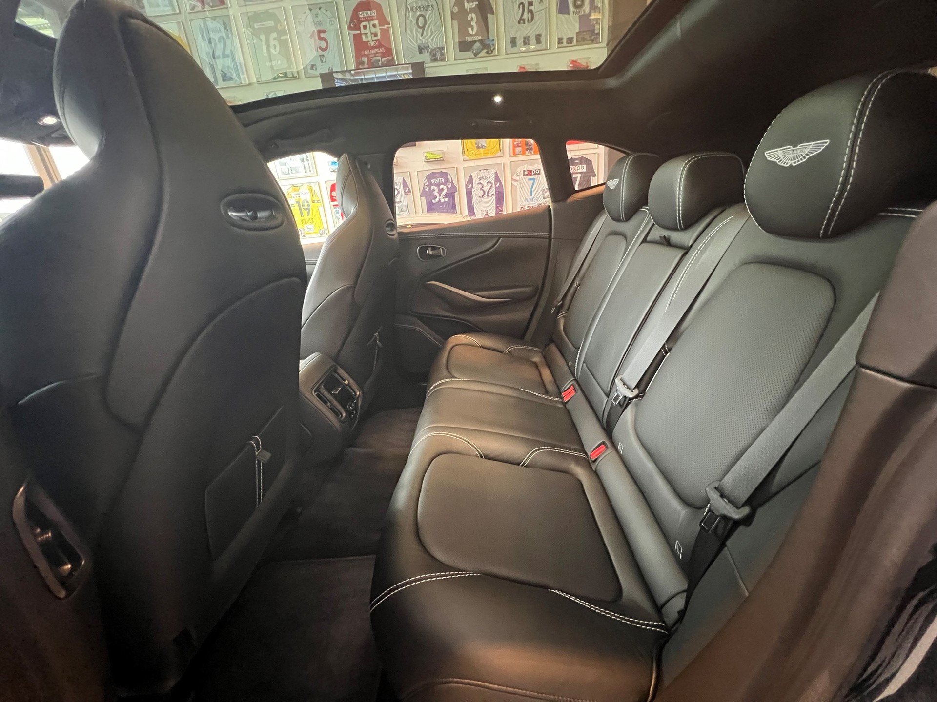 ASTON MARTIN DBX 4.0 V8-image-23