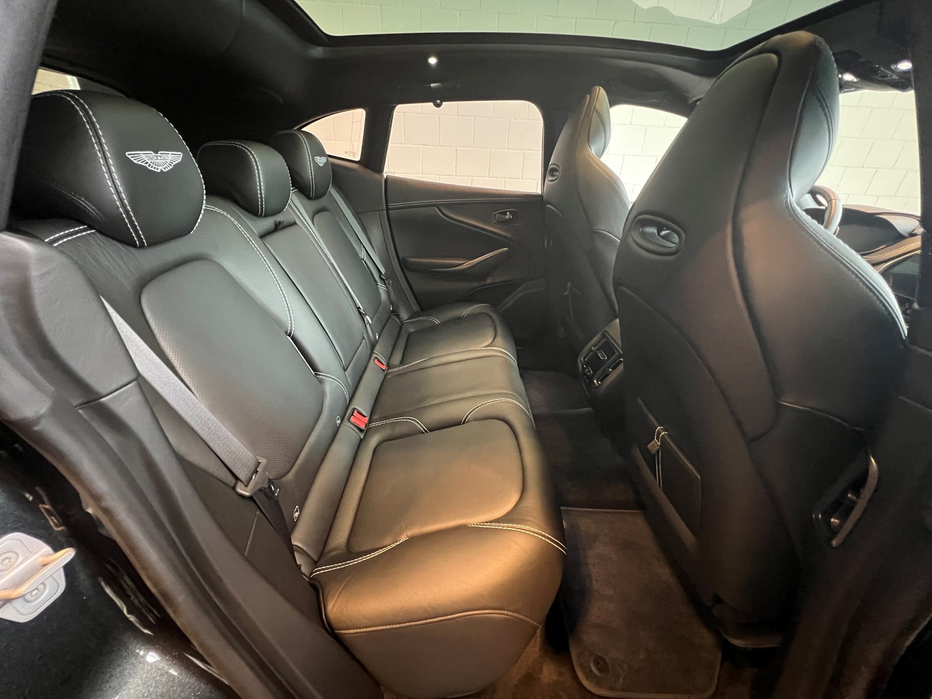 ASTON MARTIN DBX 4.0 V8-image-24