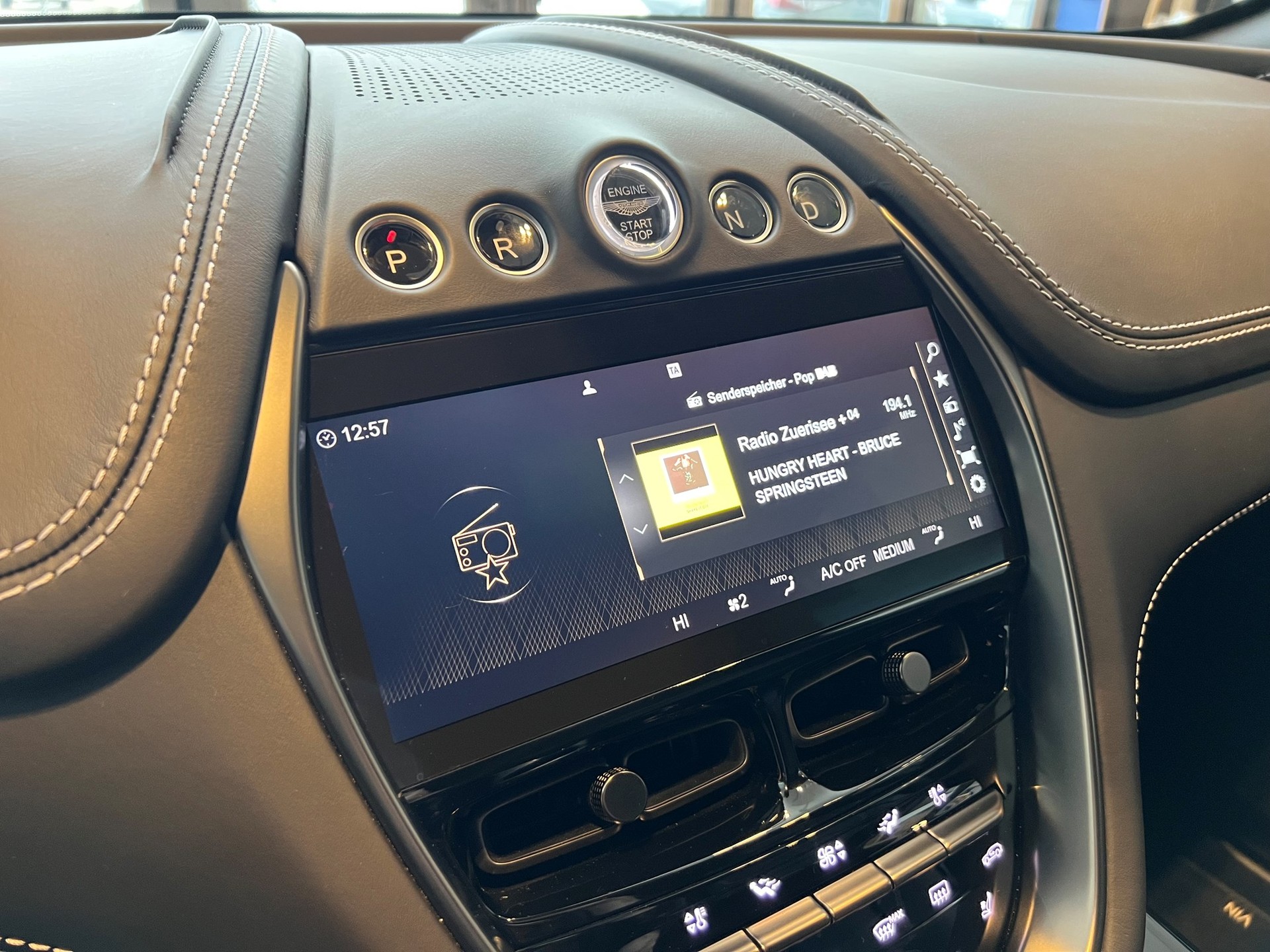 ASTON MARTIN DBX 4.0 V8-image-20