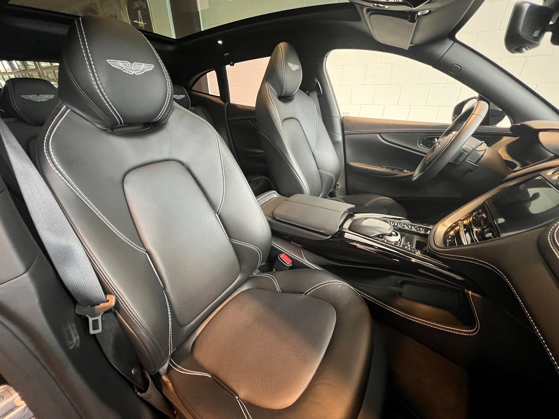 ASTON MARTIN DBX 4.0 V8-image-25
