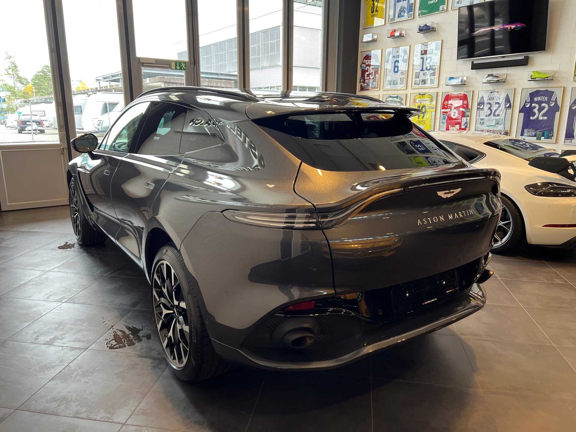 ASTON MARTIN DBX 4.0 V8-image-8