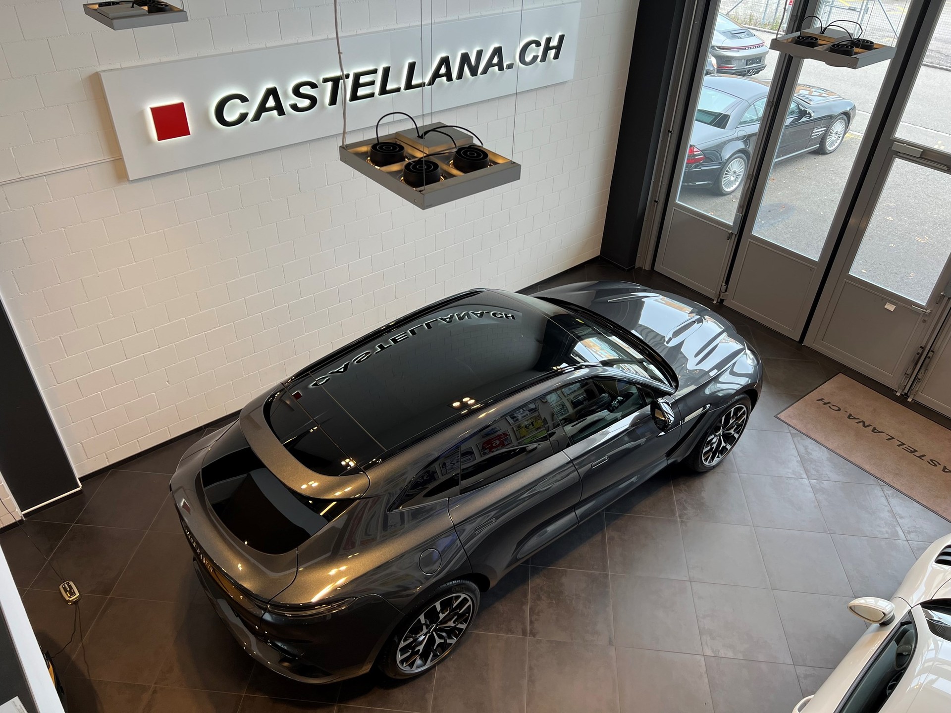 ASTON MARTIN DBX 4.0 V8-image-11