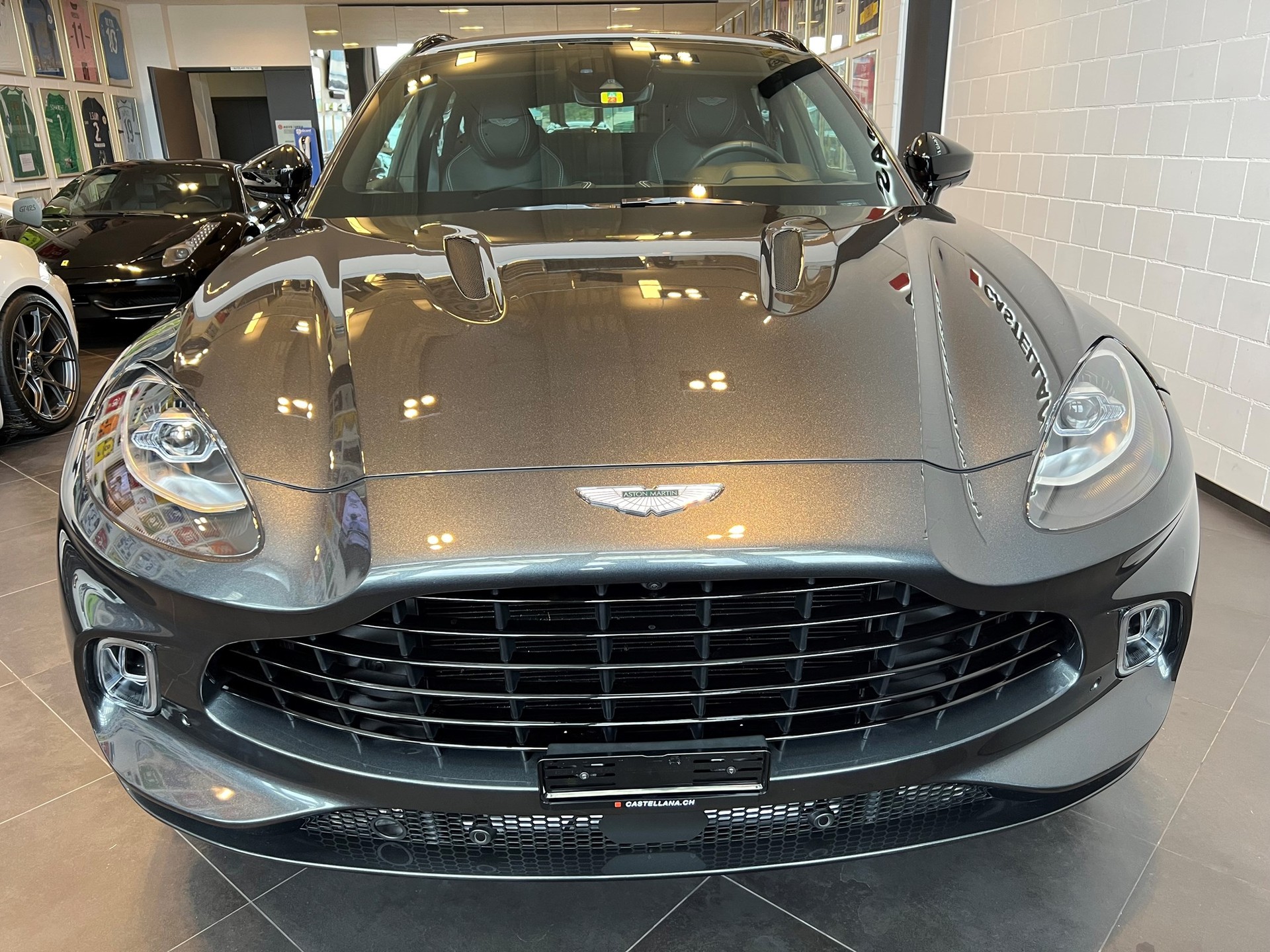 ASTON MARTIN DBX 4.0 V8-image-1